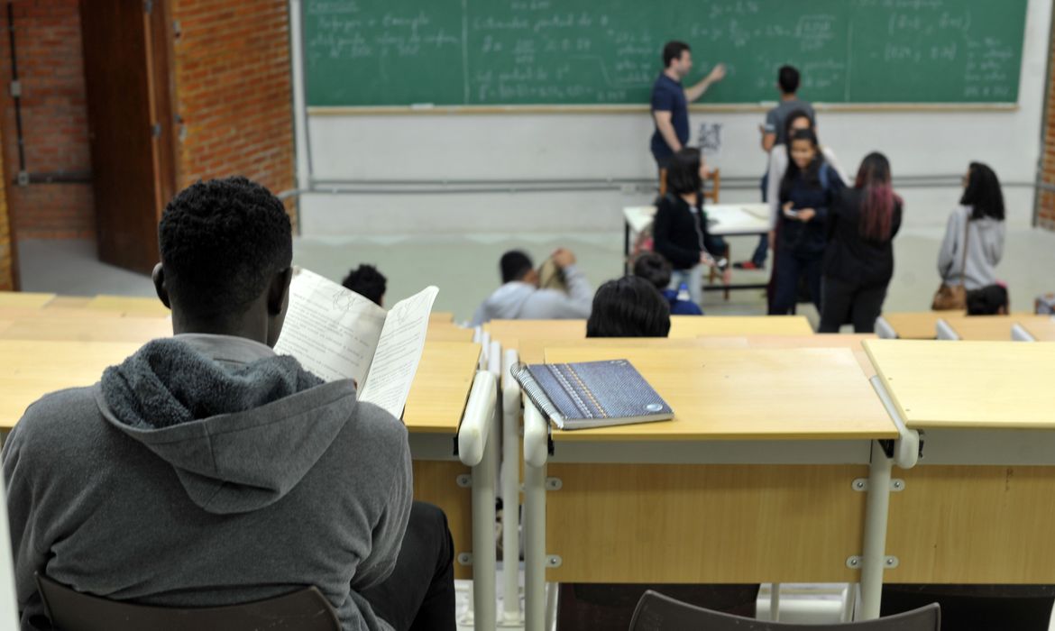 Estudante deve pagar R$ 720 mil por vaga irregular em cota racial na Unirio