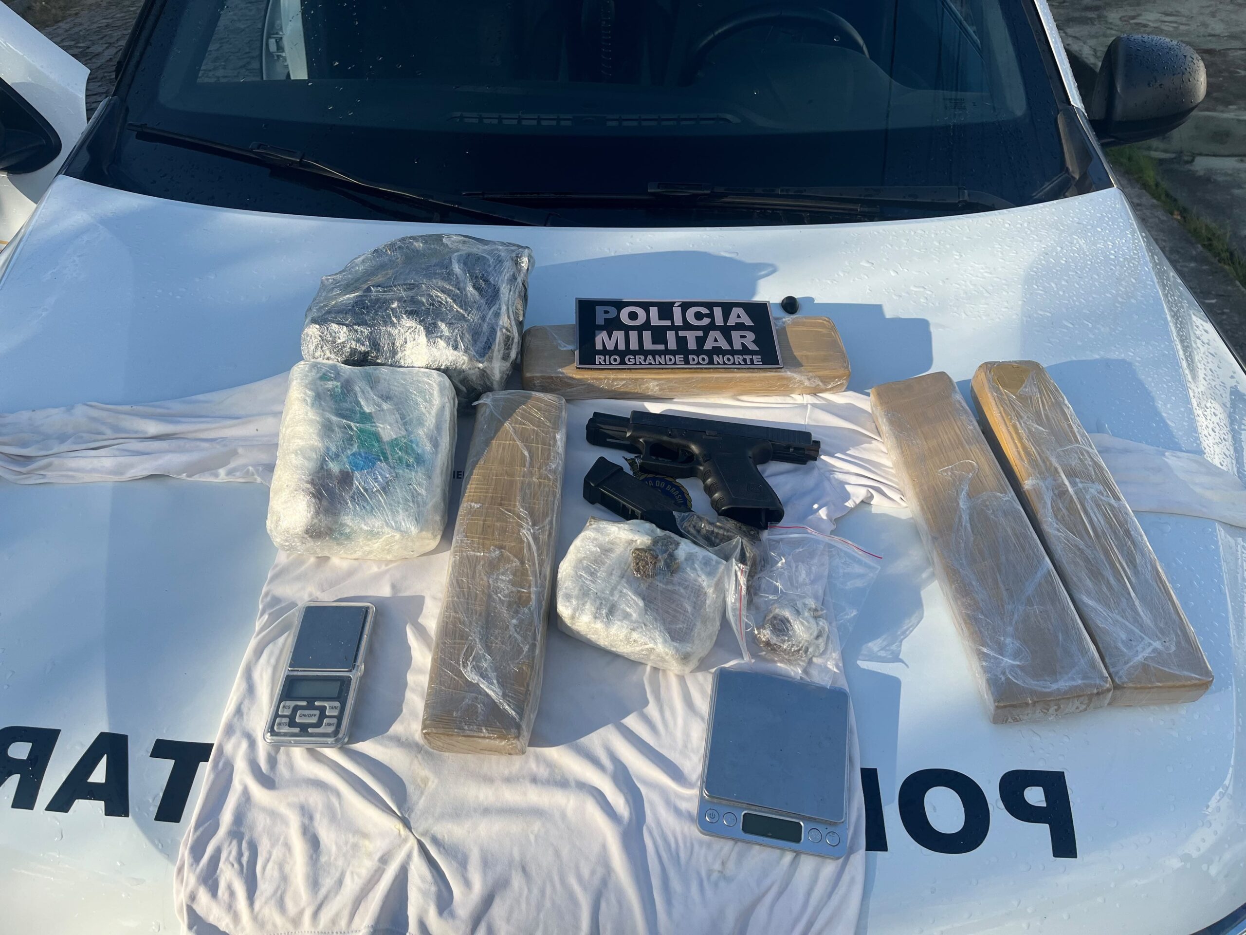 PM apreende mochila com drogas, pistola e munições em Parnamirim