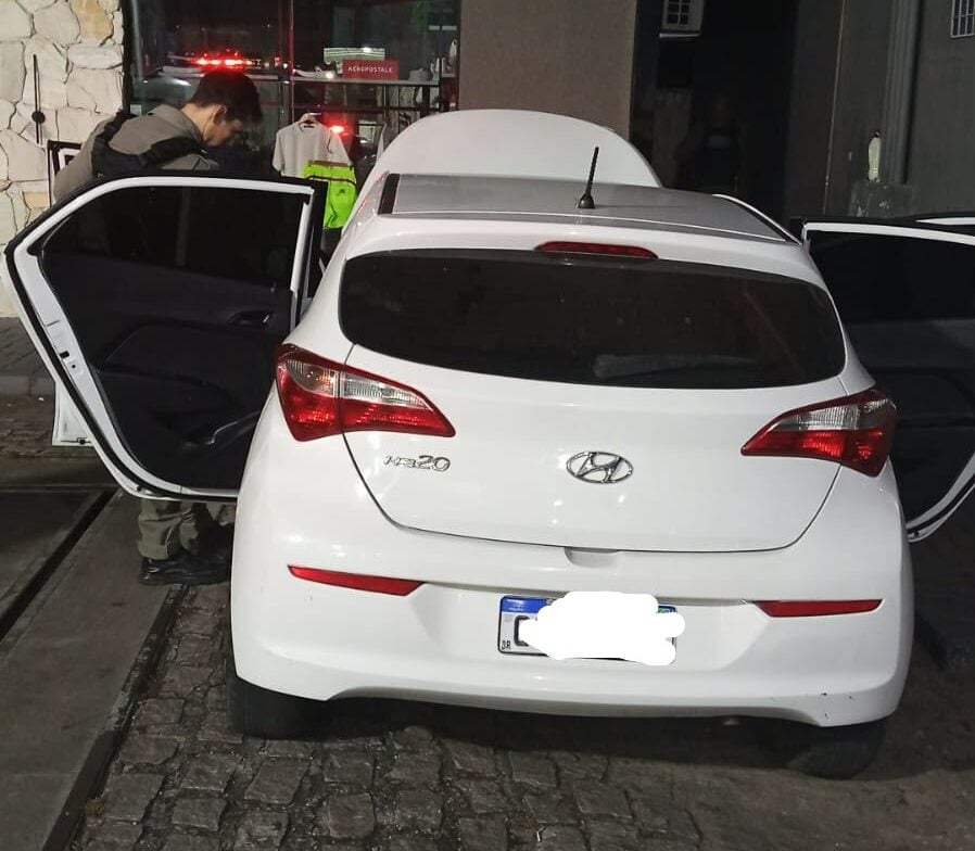 Homem é detido após tentativa de fuga em carro roubado na zona Norte de Natal