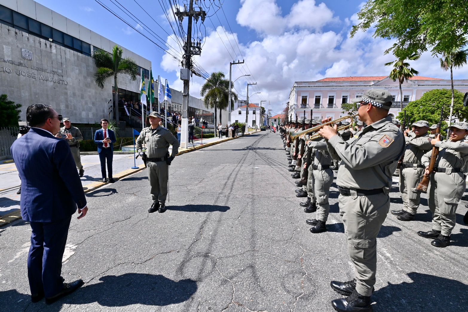 Presidente da ALRN conduz revista às tropas na abertura do ano legislativo