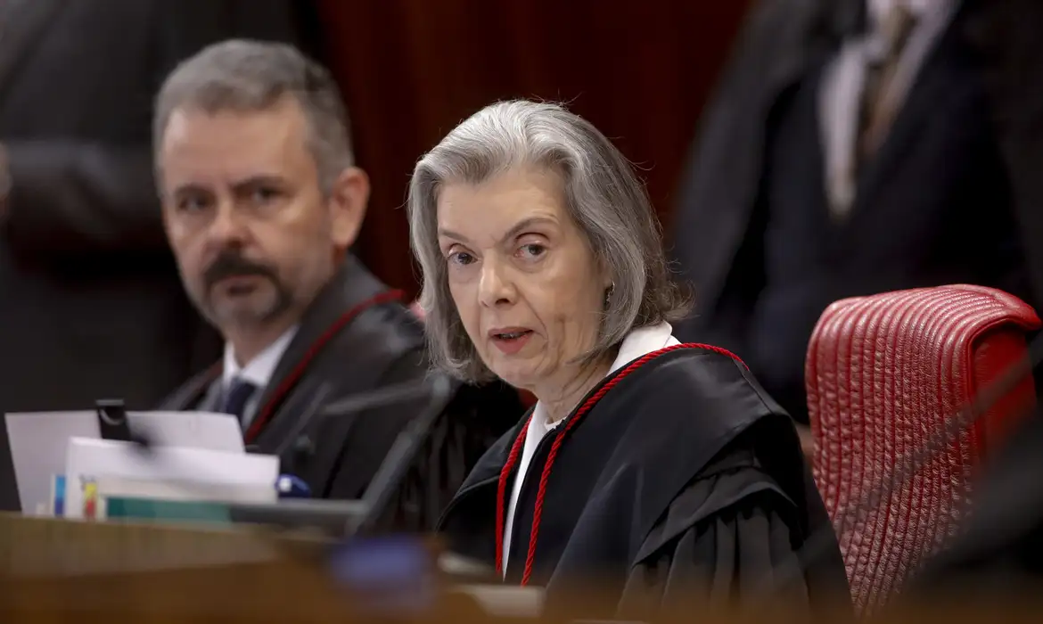 Cármen Lúcia vota contra a flexibilização da Lei da Ficha Limpa