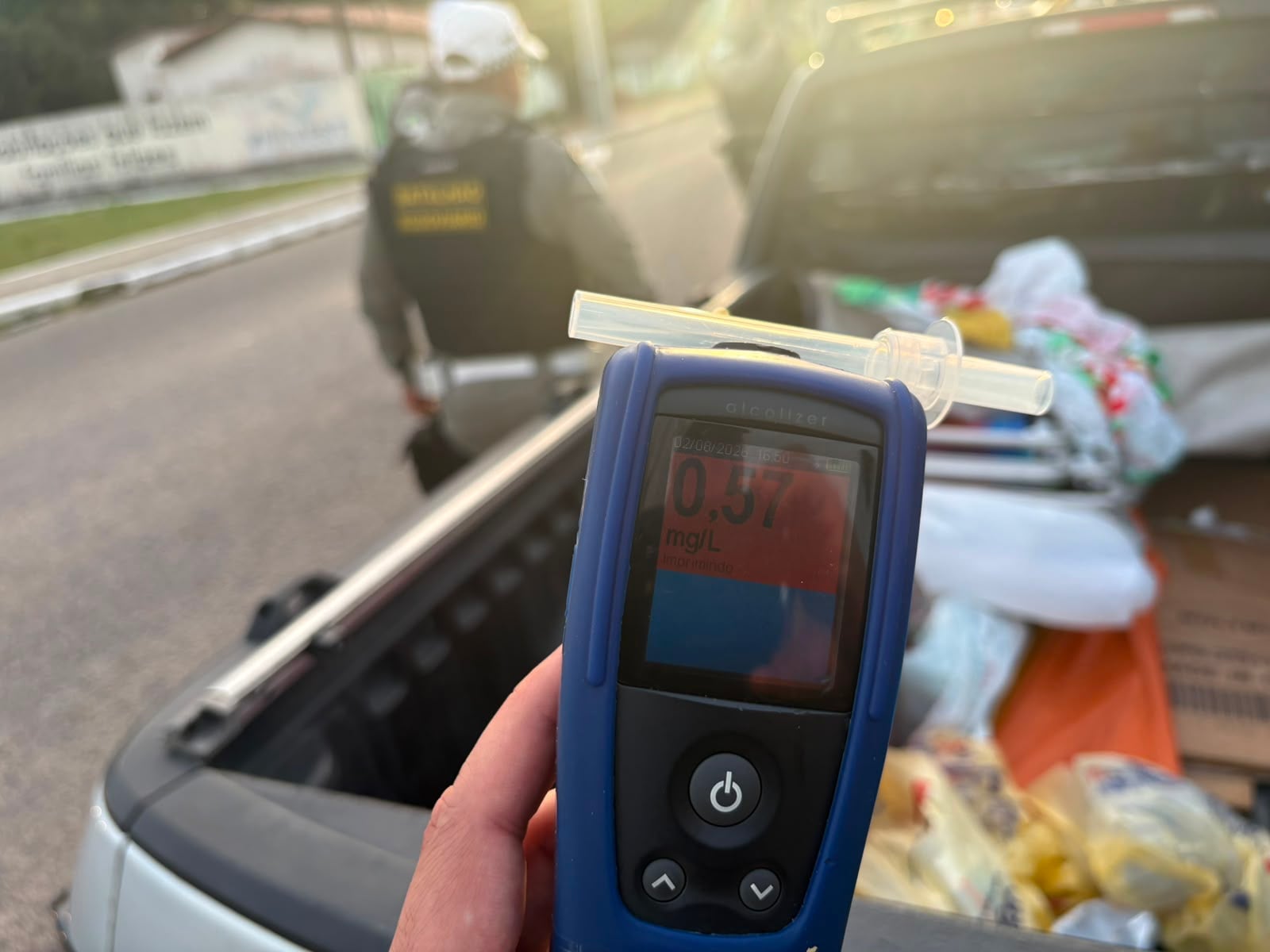Motorista embriagado é preso no RN por transportar seis pessoas em compartimento de carga