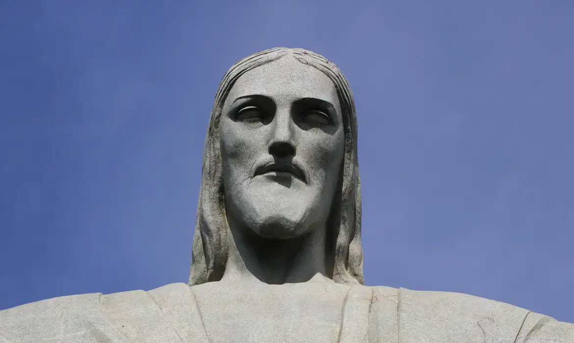 Cristo Redentor Iluminado para Campanha contra Violência de Gênero