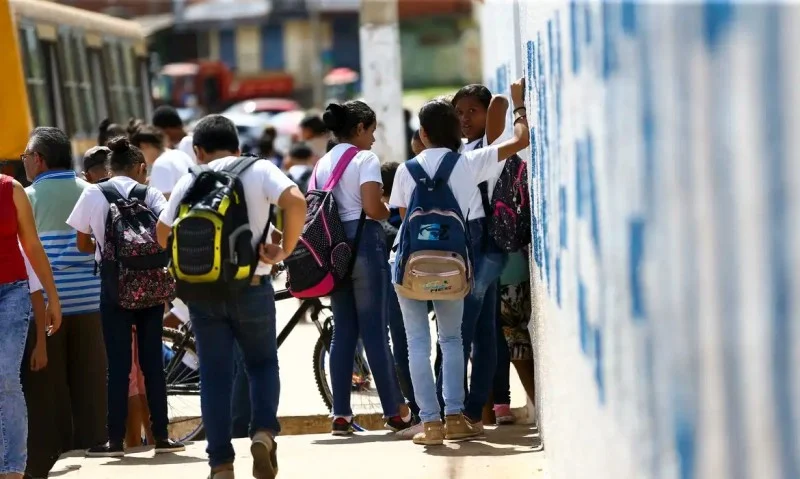 Brasil reduz atraso escolar na rede pública em todas as regiões, aponta Unicef
