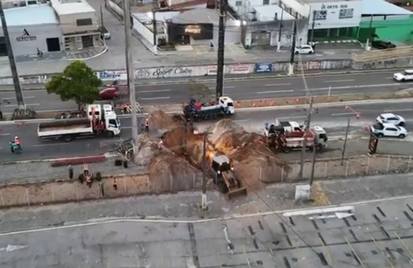 Trecho da Avenida Prudente de Morais é interditado por buraco perto da Arena das Dunas