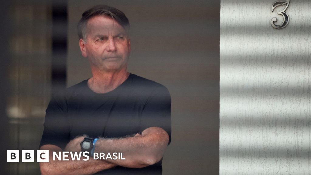 Ex-presidente Jair Bolsonaro sofre queda e bate a cabeça na prisão