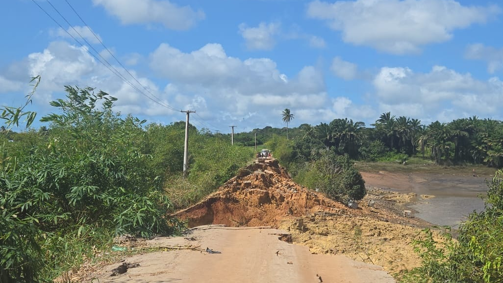 Barragem do Outeiro em Canguaretama rompe e interdita estrada rural