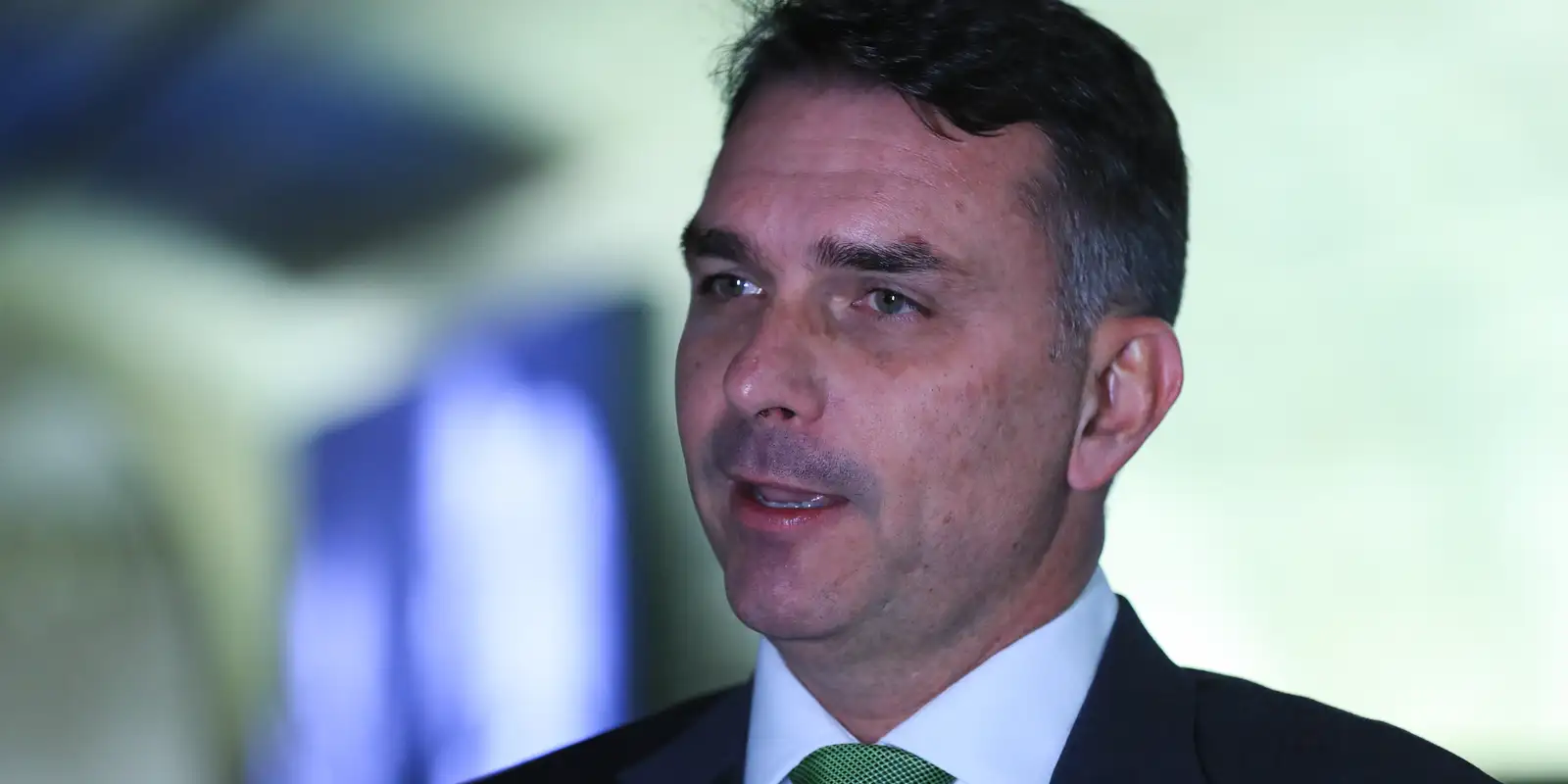 Deputados pedem investigação sobre relação entre Flávio Bolsonaro e banqueiro Vorcaro