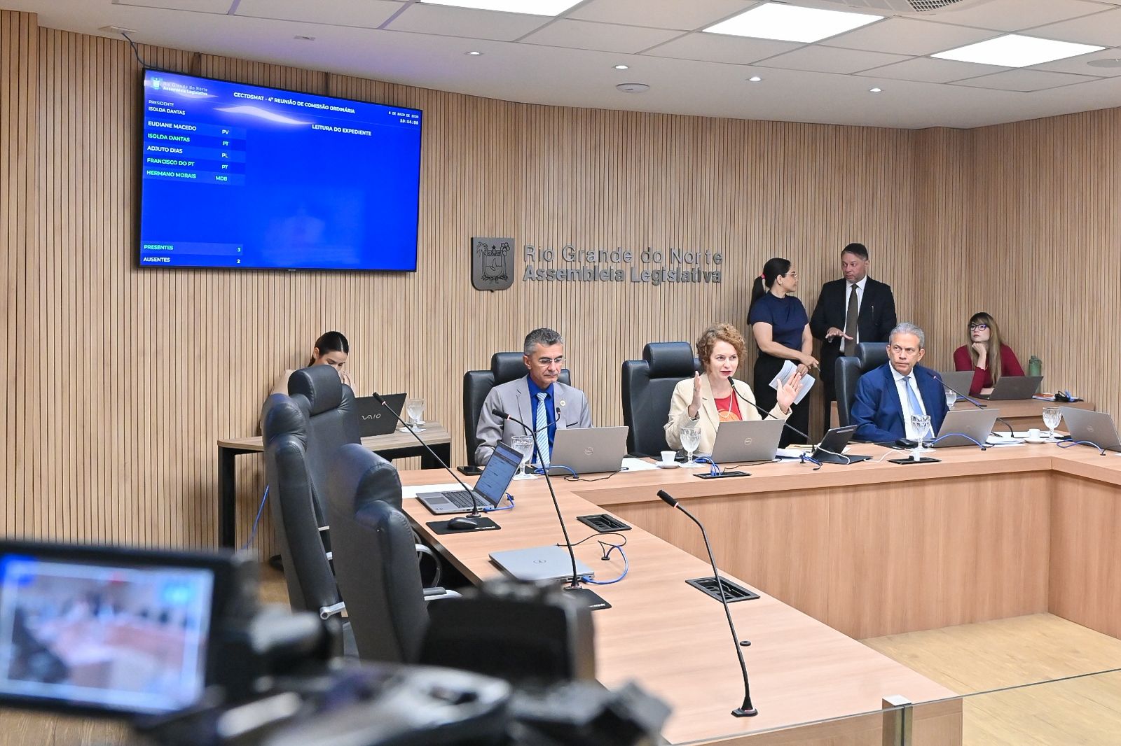 Assembleia do RN aprova projeto para recarga de veículos elétricos em condomínios