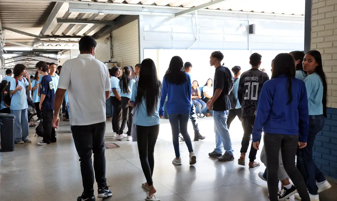 Pé-de-Meia 2026: beneficiários nascidos em novembro e dezembro recebem R$ 200