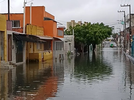 Chuvas intensas causam alagamento em ponto crítico no bairro das Rocas